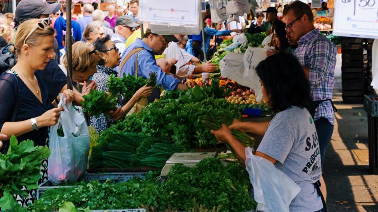 Imagem de pessoas na feira.