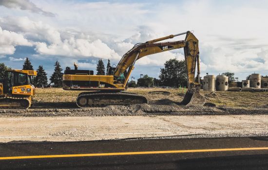 Imagem de construção na via.