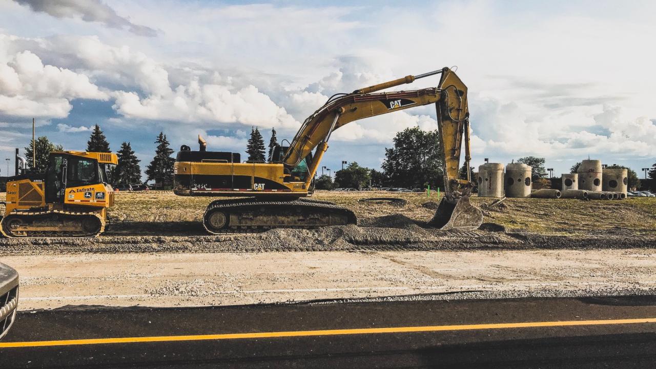 Imagem de construção na via.